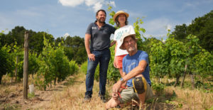Benoît Amirault et ses parents dans les vignes du domaine